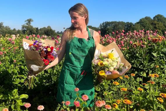 Paulette a des fleurs - champs en ETE